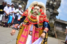 Foto: S. Peradantha, Maskovaný tanec topeng